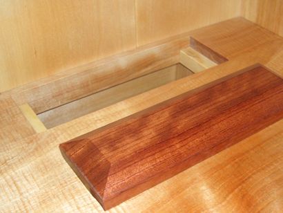 開けると中に3ヶ所の空間があります